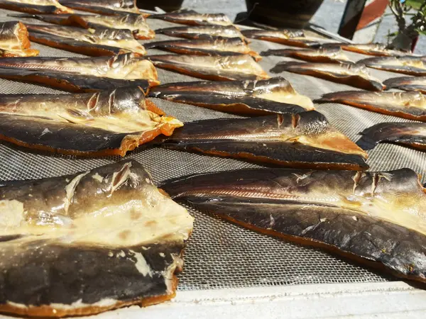 魚類は ドライフィッシュを販売するために干し魚を作るために棚にあり 特にタイで東南アジアで最も一般的な食べ物の1つです 常に焼いたり揚げたりする — ストック写真