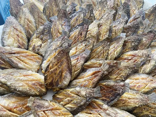 Pescado Gourami Piel Serpiente Frita Con Huevos Hojas Papel Aceite — Foto de Stock