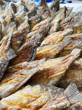 Kızarmış yılan derisi gourami balığı, beyaz kemer yağlı kağıt tabaka üzerinde yumurtlayan..