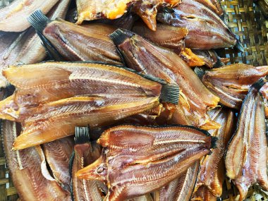 Güneşli bir günde bambu ızgarasında kurutulmuş balık..