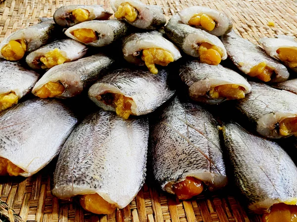 タイラディン市場の多くの日干しゴラミの魚 — ストック写真
