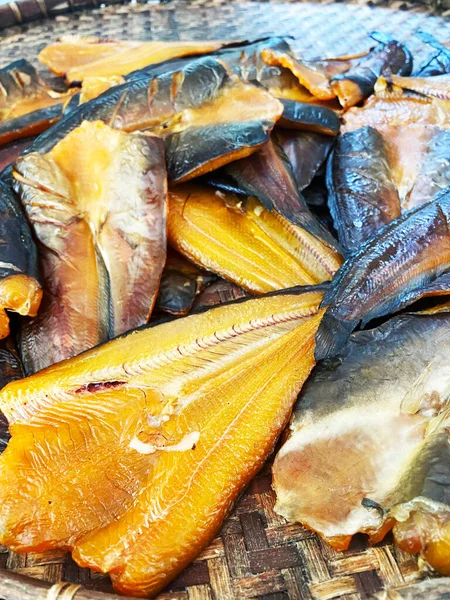 市場で乾燥したキャットフィッシュ 新鮮な水魚 タイの現地市場での販売のための日干しキャットフィッシュ — ストック写真