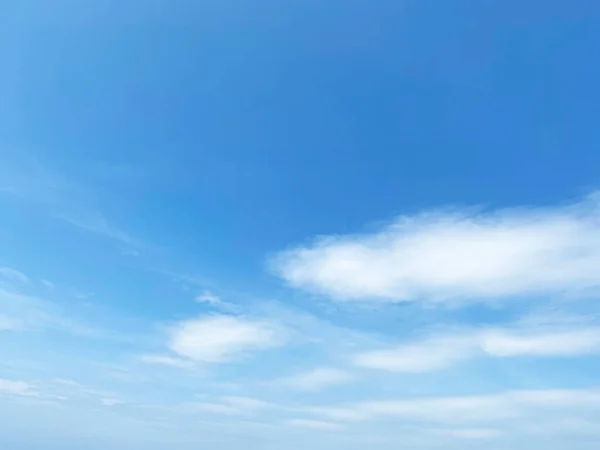 Mooie Wolken Lente Een Zonnige Dag Blauwe Lucht Witte Pluizige Rechtenvrije Stockfoto's