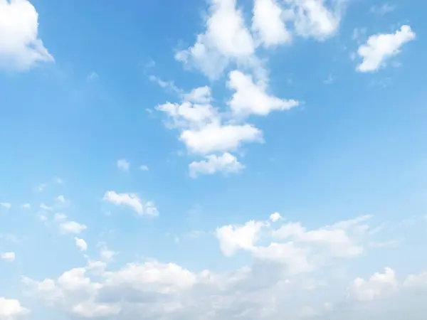 Mooie Wolken Lente Een Zonnige Dag Blauwe Lucht Witte Pluizige Stockafbeelding