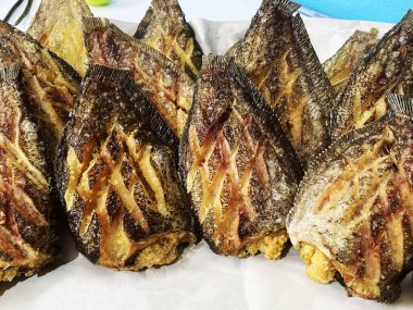 Kızarmış yılan derisi gourami balığı, beyaz kemer yağlı kağıt tabaka üzerinde yumurtlayan..