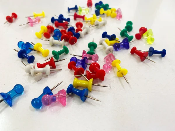 Kağıt Eklemek Için Renkli Kırtasiye Düğmeleri Ofis Için Kırtasiye Malzemeleri — Stok fotoğraf