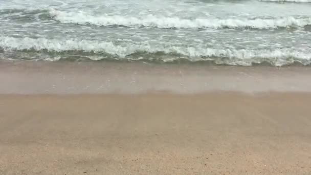 Havsvågor Kraschar Mot Sandstranden — Stockvideo