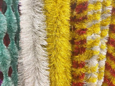 Noel ve yeni yıl partisi için akşamları gökkuşağı süslemesi.