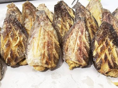 Kızarmış yılan derisi gourami balığı, beyaz kemer yağlı kağıt tabaka üzerinde yumurtlayan..