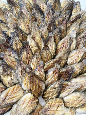 Kızarmış yılan derisi gourami balığı, beyaz kemer yağlı kağıt tabaka üzerinde yumurtlayan..