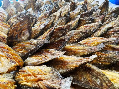 Kızarmış yılan derisi gourami balığı, beyaz kemer yağlı kağıt tabaka üzerinde yumurtlayan..