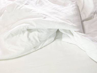 Yapılmamış yatak, kırışık yastık kılıfları, çarşaf ve yorgan..
