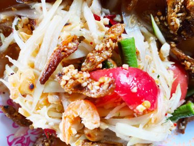 Papaya baharatlı salata - somtam - Tayland geleneksel sokak yemekleri tarzı.