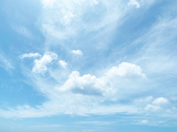 Ясное голубое небо и белые облака летний фон
.