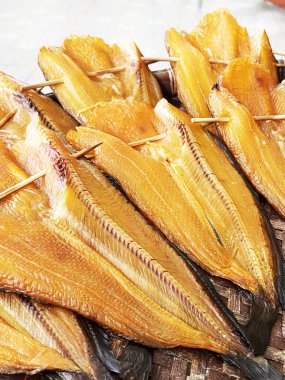 Kurutulmuş balık yiyeceği korumanın bir yoludur. Temizlik ve kuru temizlemeyle daha uzun süre tutulabilir..