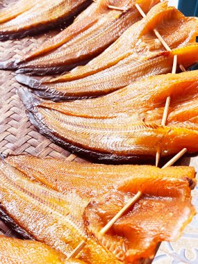 Kurutulmuş balık yiyeceği korumanın bir yoludur. Temizlik ve kuru temizlemeyle daha uzun süre tutulabilir..