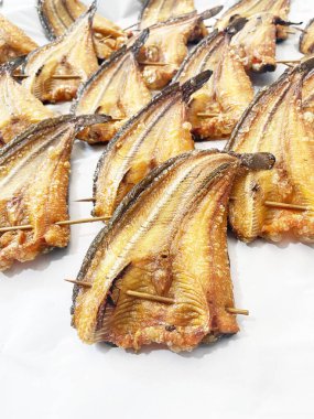 Kurutulmuş yayın balığı satılmayı bekliyor. Kurutulmuş yayın balığı kuyruğunda müşterilerin satın almasını bekliyor..