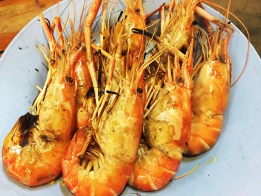 Beyaz tabakta ızgara karides..