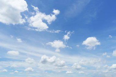 Güneşli bir günde bahar zamanı güzel bulutlar. Mavi gökyüzü ve beyaz kabarık bulutlar.