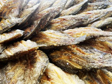 Pazarda satılık kurutulmuş balık.