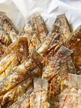 Kızarmış yılan derisi gourami balığı, beyaz kemer yağlı kağıt tabaka üzerinde yumurtlayan..