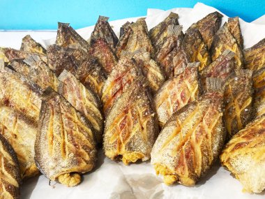 Kızarmış yılan derisi gourami balığı, beyaz kemer yağlı kağıt tabaka üzerinde yumurtlayan..