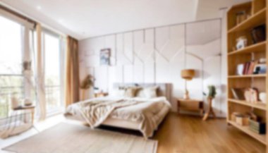 Geniş yataklı, raflı ve komodinli, aydınlık, modern yatak odasının içi bulanık..               