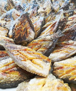 Kızarmış yılan derisi gourami balığı, beyaz kemer yağlı kağıt tabaka üzerinde yumurtlayan..