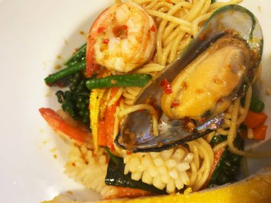 Baharatlı spagetti, karides, kalamar ve biberli kızarmış spagetti..