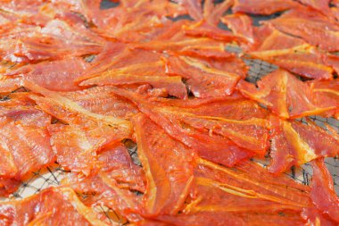 Deniz ürünleri pişirmek için bir sürü kurumuş vatoz balığı. Güneş ışığında korunması için tatlı vatoz getir. Yürüyen deniz ürünleri pazarında satılıyor..