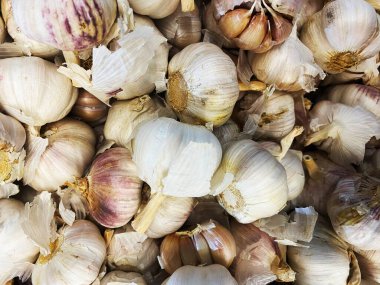 Pazarda bir sürü sarımsak sergileniyor..