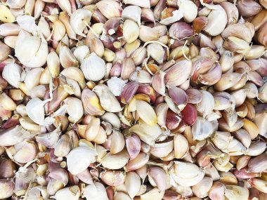 Sarımsak, yemek pişirmek için sebze ve yemeği koklamaya yardımcı olur..