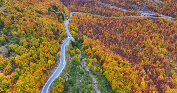 Luftaufnahme Einer Bergstraße Mit Vorbeifahrendem Auto Und Herbstlicher Landschaft Thethi — Stockvideo