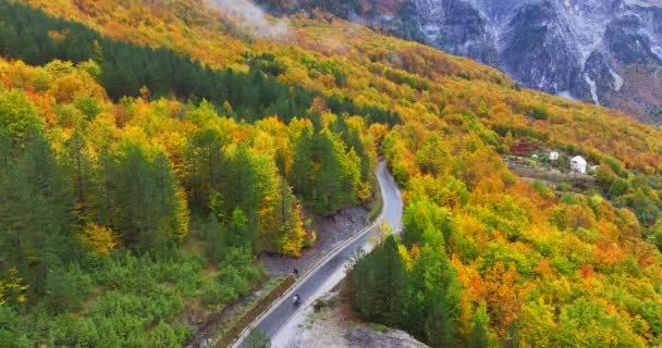 Majestátní Podzimní Pohled Národní Park Thethi Rostoucí Mlhou Zářivými Barvami — Stock video