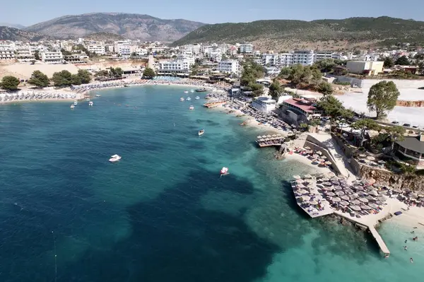 Arnavutluk 'un güneyindeki Ksamili plajının yazın havadan manzarası