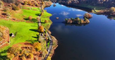 Renkli ağaçlar ve ormanlarla dolu sonbahar manzarası. Cumbria, Birleşik Krallık 'ın göl bölgesinde sonbahar sezonu. 