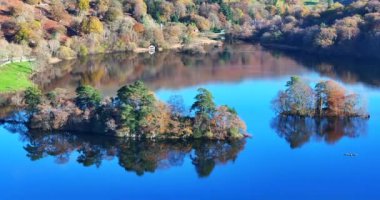 Renkli ağaçlar ve ormanlarla dolu sonbahar manzarası. Cumbria, Birleşik Krallık 'ın göl bölgesinde sonbahar sezonu. 