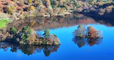 Renkli ağaçlar ve ormanlarla dolu sonbahar manzarası. Cumbria, Birleşik Krallık 'ın göl bölgesinde sonbahar sezonu. 