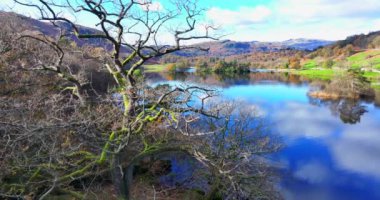 Renkli ağaçlar ve ormanlarla dolu sonbahar manzarası. Cumbria, Birleşik Krallık 'ın göl bölgesinde sonbahar sezonu. 