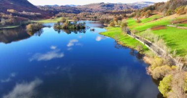Renkli ağaçlar ve ormanlarla dolu sonbahar manzarası. Cumbria, Birleşik Krallık 'ın göl bölgesinde sonbahar sezonu. 