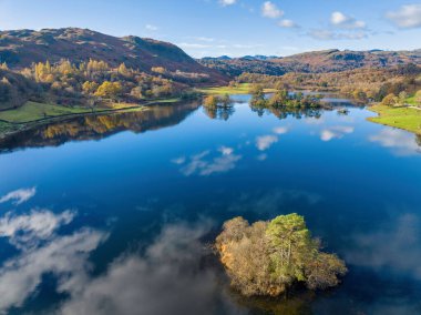 Birleşik Krallık 'ın Cumbria bölgesindeki Rydal Gölü' nde sonbahar mevsiminde bir gölün havadan görüntüsü. 