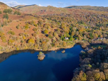 Birleşik Krallık 'ın Cumbria bölgesindeki Rydal Gölü' nde sonbahar mevsiminde bir gölün havadan görüntüsü. 