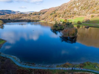 Birleşik Krallık 'ın Cumbria bölgesindeki Rydal Gölü' nde sonbahar mevsiminde bir gölün havadan görüntüsü. 