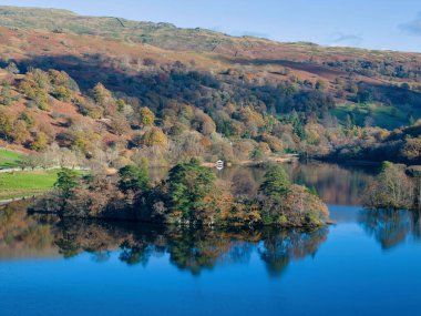 Cumbria, Birleşik Krallık 'ın göl bölgesinde Rydal su gölünün sonbahar manzarası