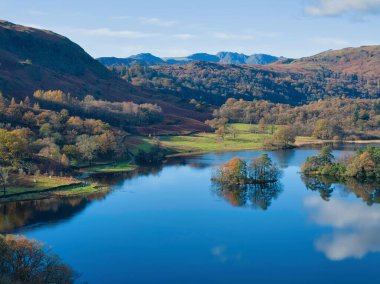 Cumbria, Birleşik Krallık 'ın göl bölgesinde Rydal su gölünün sonbahar manzarası