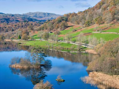 Cumbria, Birleşik Krallık 'ın göl bölgesinde Rydal su gölünün sonbahar manzarası