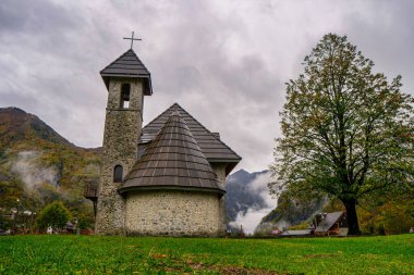 Arnavutluk 'un kuzeyindeki Thethi ulusal parkında sonbahar bulutlu manzarası. 