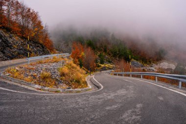 Arnavutluk 'un kuzeyindeki Thethi ulusal parkında sonbahar bulutlu manzarası. 