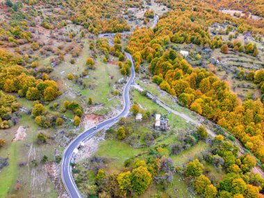Kuzey Arnavutluk 'taki Thethi Ulusal Parkı' ndaki sıradağlarla güzel bir sonbahar manzarası. 