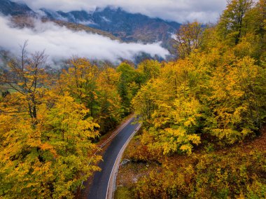 Arnavutluk 'un kuzeyindeki Thethi ulusal parkında muhteşem bir sonbahar manzarası. 